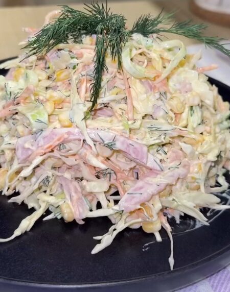 Салат с курицей, сыром и кукурузой
